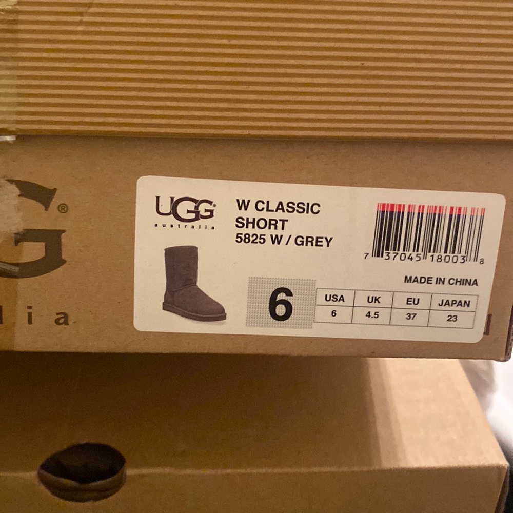 UGGS size 6 classic short
